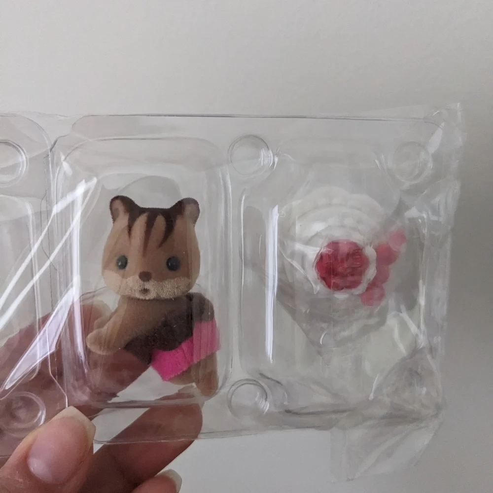 NEW Calico Critter Sylvanian Family Baby Cake Party Alpaca and Squirrel - Picture 4 of 6